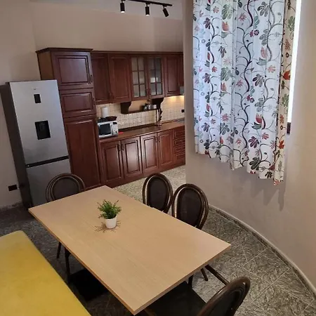 Matt House 2 Bedroom 2 Bathroom Beachside 公寓 Durrës