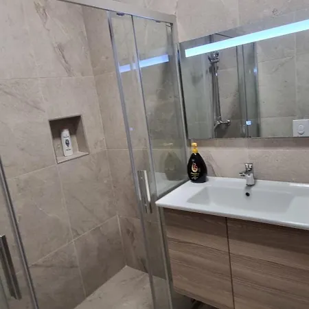 Matt House 2 Bedroom 2 Bathroom Beachside * Durres
